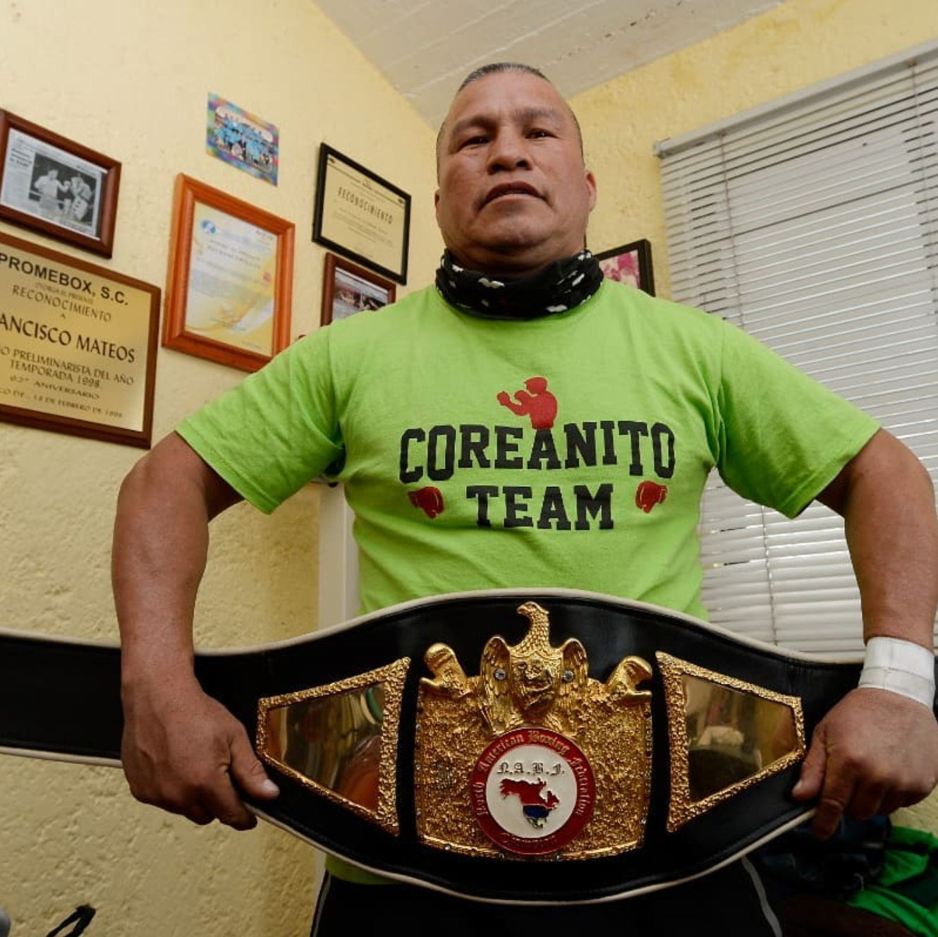 Francisco Mateos con el cinturón de la NABF